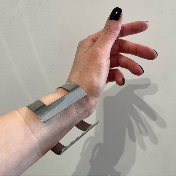 Metal O Ring Cuff Unisex - Picture 7 of 11